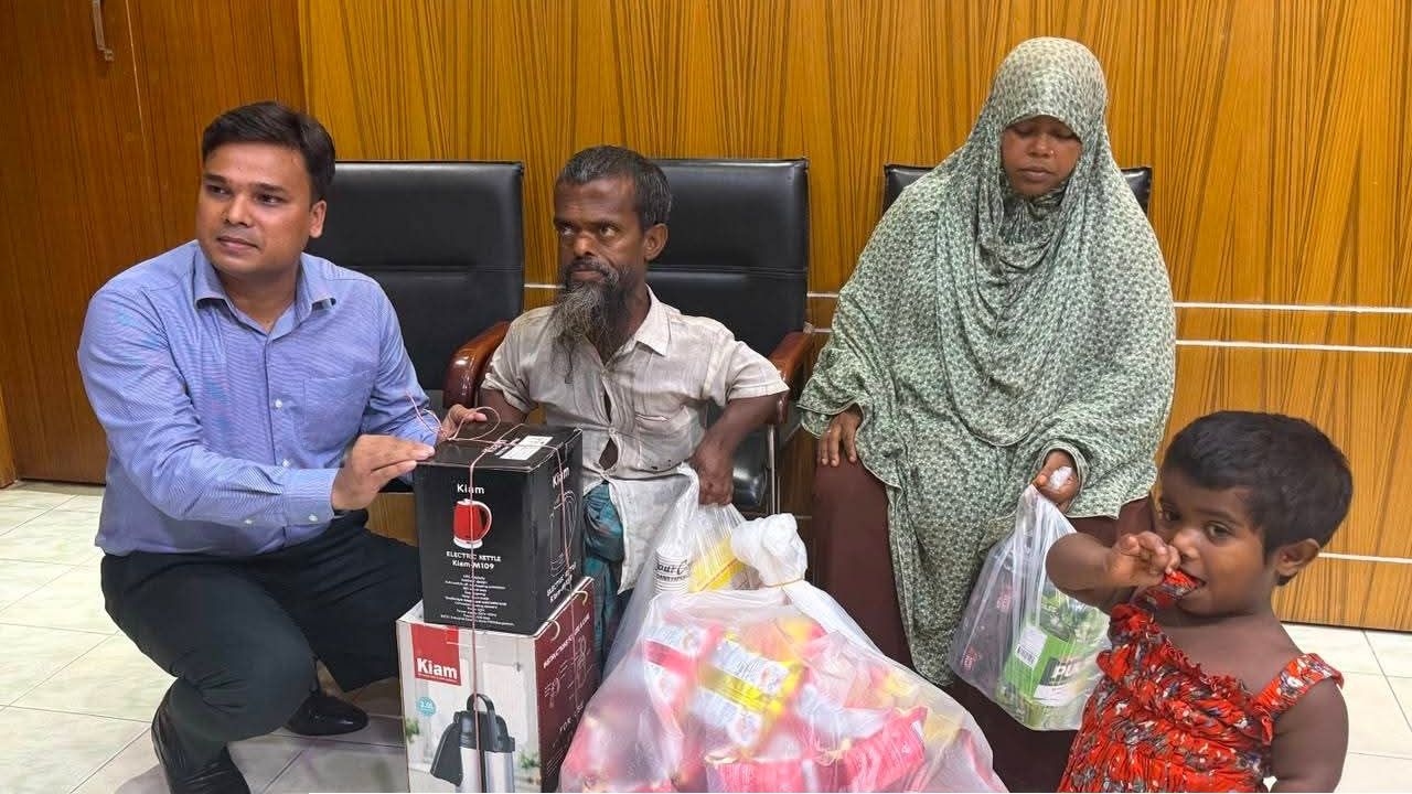 চায়ের দোকানের পুঁজি দিল প্রশাসন, প্রতিবন্ধী পরিবারের পাশে ইউএনও
