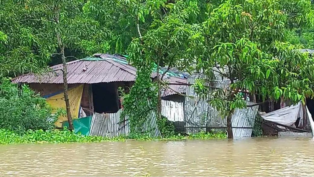 টানা বৃষ্টিতে চট্টগ্রামের বাঁশখালীতে বন্যা পরিস্থিতির অবনতি, পানিবন্দি বহু পরিবার