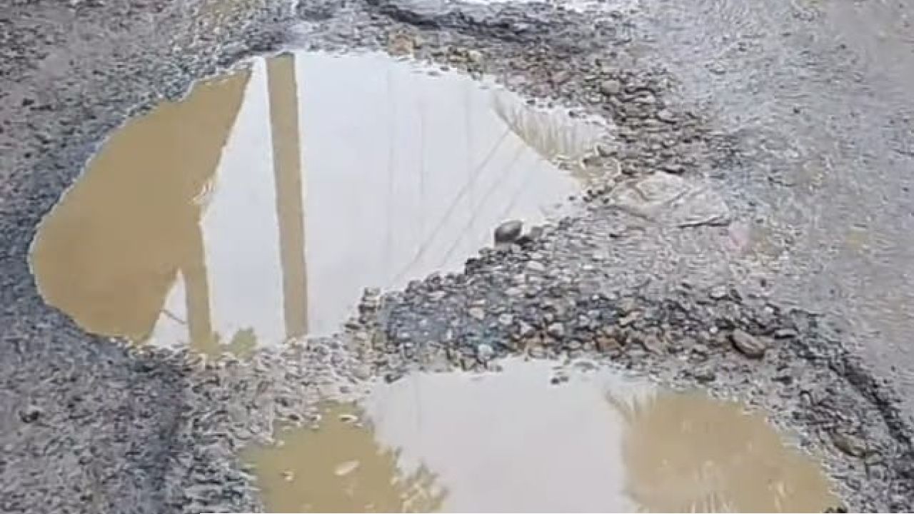 ঝালকাঠির কাঠালিয়ায় ঢাকা–পাথরকাটা মহাসড়কের বেহাল দশা, দ্রুত সংস্কারের দাবি।