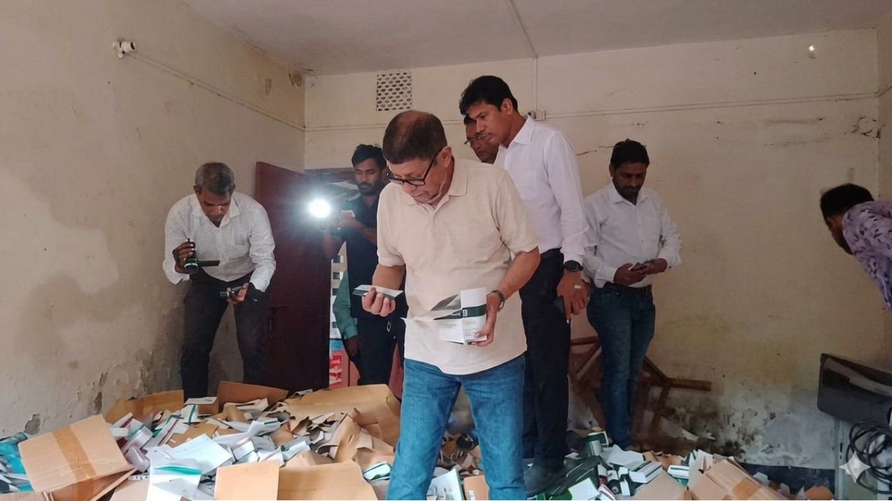মোরেলগঞ্জ ও শরণখোলায় স্বাস্থ্যমন্ত্রীর ঝটিকা সফর: দুই হাসপাতালকে শয্যা উন্নীতকরণের ঘোষণা, পরিত্যক্ত কক্ষে লাখ লাখ টাকার ওষুধের স্তূপ মেলায় চরম ক্ষোভ