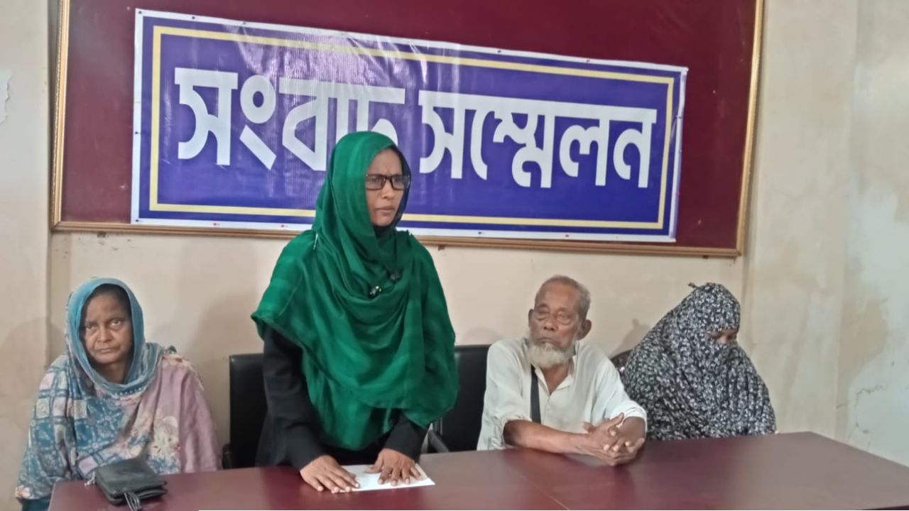 গাইবান্ধায় সংবাদ সম্মেলনে বৃদ্ধকে লাঞ্ছিত ও নারীকে মারধরের অভিযোগ