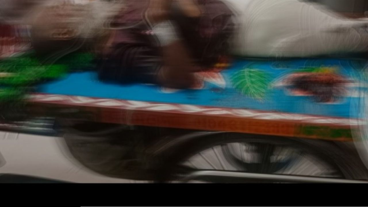 জাজিরায় বাসের চাপায় বৃদ্ধ হকার আহত, ঢাকা মেডিকেলে প্রেরন।    শরীয়তপুরের জাজিরায় যাত্রীবাহী সুপার সার্ভিস বাসের পেছনের চাকায় চাপা পড়ে রুহুল আমিন দেওয়ান (৭২) নামে এক বৃদ্ধ হকার গুরুতর আহত হয়েছেন।   বৃহস্পতিবার (৩০ জুলাই) সকাল সাড়ে ৯ ০০ টার দিকে জাজিরা পুরাতন বাজার বাসস্ট্যান্ডে হামেদ আকনের মুদি দোকানের সামনে এ দুর্ঘটনা ঘটে।   আহত রুহুল আমিন দেওয়ান জাজিরা পৌরসভার কবিরাজ কান্দি এলাকার মৃত মহর আলী দেওয়ানের ছেলে।  দীর্ঘদিন ধরে তিনি হকারি করে জীবিকা নির্বাহ করে আসছিলেন।   পুলিশ ও স্থানীয় সূত্রে জানা যায়, নড়িয়া থেকে ঢাকার উদ্দেশ্যে ছেড়ে আসা শরীয়তপুর সুপার সার্ভিস 