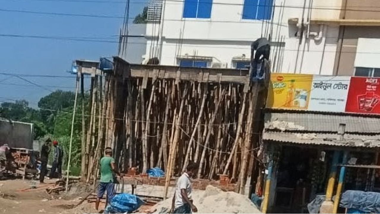 গোবিন্দগঞ্জে পৌর বিল্ডিং কোড অমান্য করে বহুতল ভবন নির্মাণের অভিযোগ