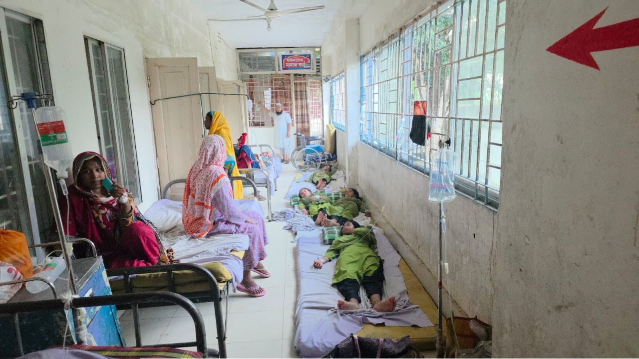 জয়পুরহাটে কাঁকড়া পিংলু উচ্চ বিদ্যালয়ে এক সঙ্গে ২৫ ছাত্রী অসুস্থ্য