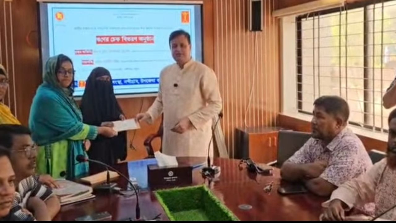 নারীদের অর্থনৈতিকভাবে স্বাবলম্বী করতে ক্ষুদ্রঋণ গুরুত্বপূর্ণ ভূমিকা রাখবে: সংসদ সদস্য মোশারফ হোসেন